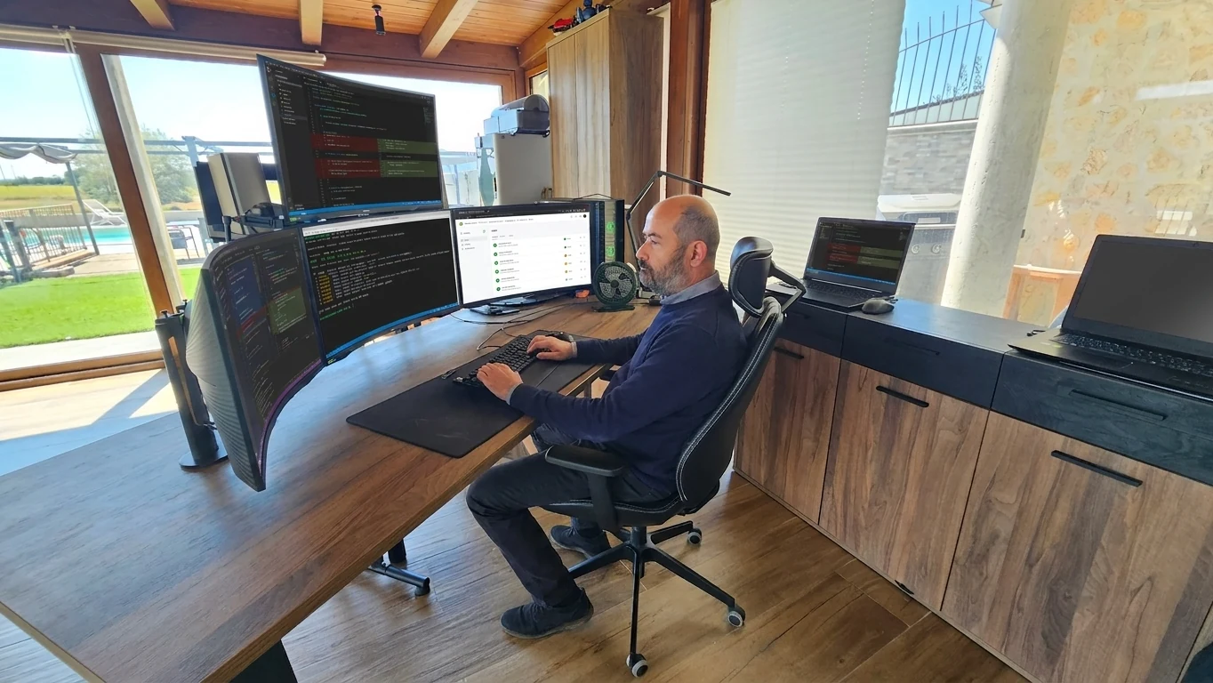 Simone Cirone rivede le modifiche al codice riga per riga nello studio Evo Sistemi a Corciano
