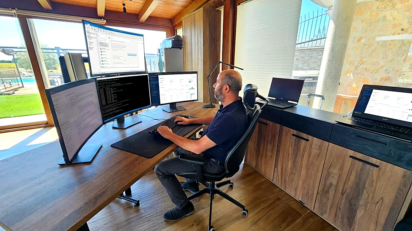 Simone Cirone al lavoro sul database di un gestionale