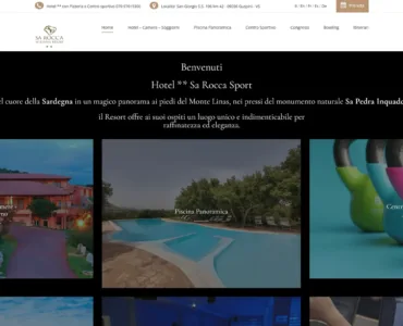 Sa Rocca Hotel & Resort sito web del Sa Rocca Resort, che mostra la homepage con testo in italiano e diverse immagini. Le immagini raffigurano la piscina panoramica e il centro sportivo dell'Hotel Sa Rocca. L'intestazione del sito Web include collegamenti di navigazione, informazioni di contatto e il logo del resort.