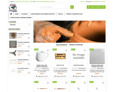shopmondoceramicanet Screenshot del sito e-commerce di Mondo Ceramica per forniture di ceramica. Il sito mette in mostra vari strumenti e materiali in ceramica come argilla, smalto di Deruta, spugne, ruote di ceramica e una tazza. Il banner superiore include le opzioni di navigazione e il totale del carrello, mentre gli elenchi dei prodotti con i prezzi vengono visualizzati sotto.