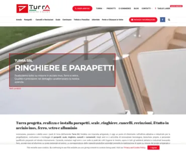 Turra Turra sito web di Turra SRL che mostra le loro offerte. Il focus centrale è su una ringhiera argentata con un testo sovrapposto: "Turra SRL - Ringhiere e Parapetti". Il menu del sito Web include collegamenti a varie pagine come "Progetti" e "Azienda", con informazioni di contatto e opzioni di accesso in alto.